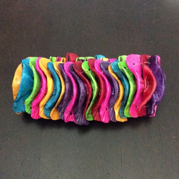 NWOT Multicolored dyed shell bracelet. One Size. - Picture 1 of 1