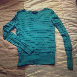 M woman's long sleeve sweater shirt