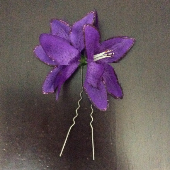 ⭕🔴NWOT Purple flower lily hair accessory!