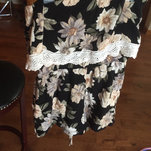 Romper - Picture 2 of 3