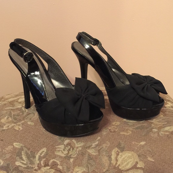 Size 7 black peep toe with bow