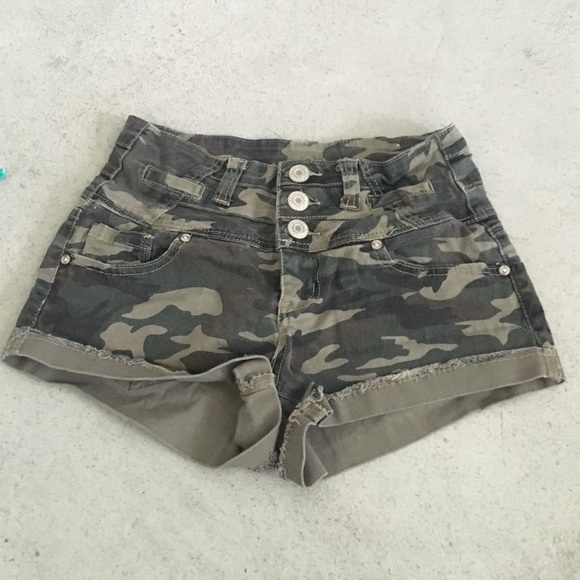 Camouflage short shorts