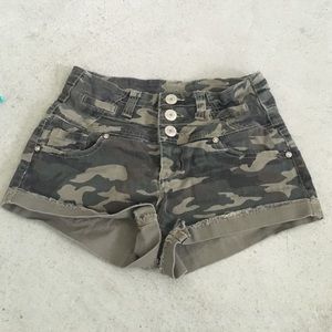 Camouflage short shorts