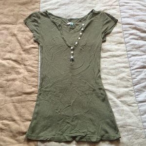 S woman's short sleeve green shirt