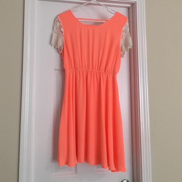 Lined flowy dress with lace sleeves