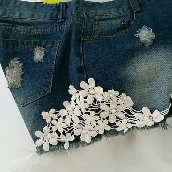 Adorable Lace denim shorts,NWT - Picture 2 of 2
