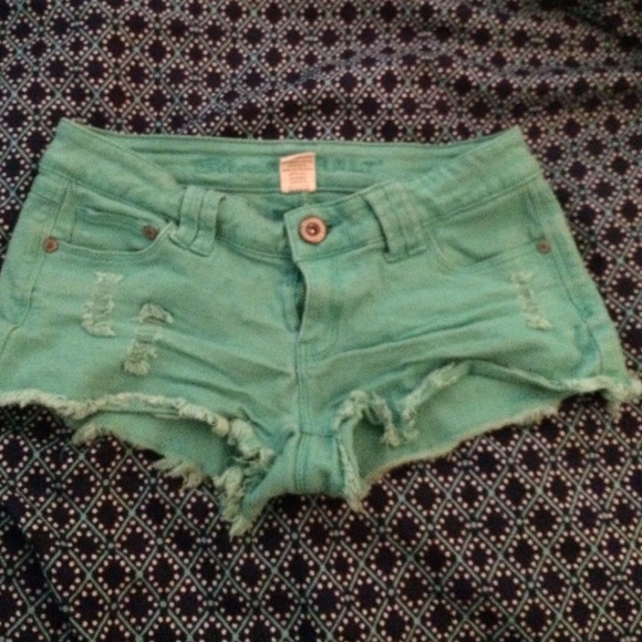 Distressed short shorts