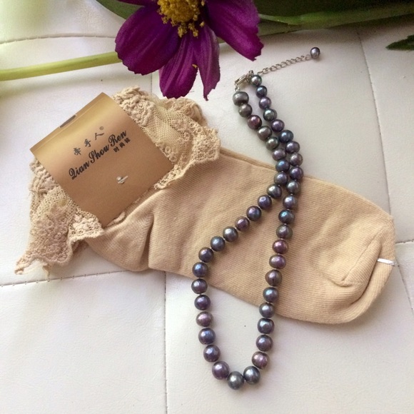 🚨LAST PAIR!! Frilly lace ankle socks in nude - Picture 2 of 4