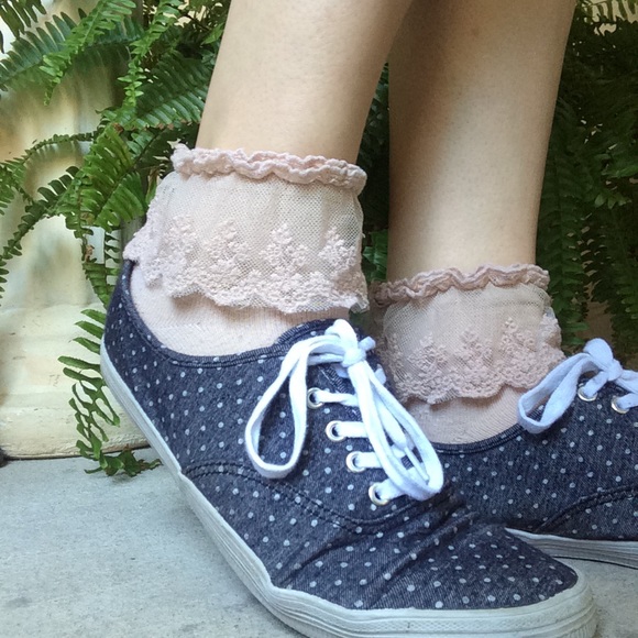 🚨LAST PAIR!! Frilly lace ankle socks in nude - Picture 3 of 4