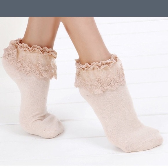 🚨LAST PAIR!! Frilly lace ankle socks in nude - Picture 4 of 4
