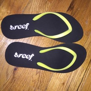 Never worn black sole, sparkly yellow straps REEFS