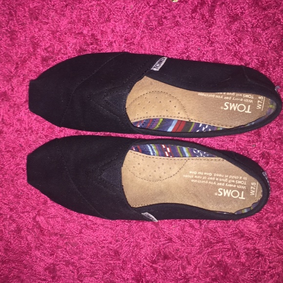 Black TOMS