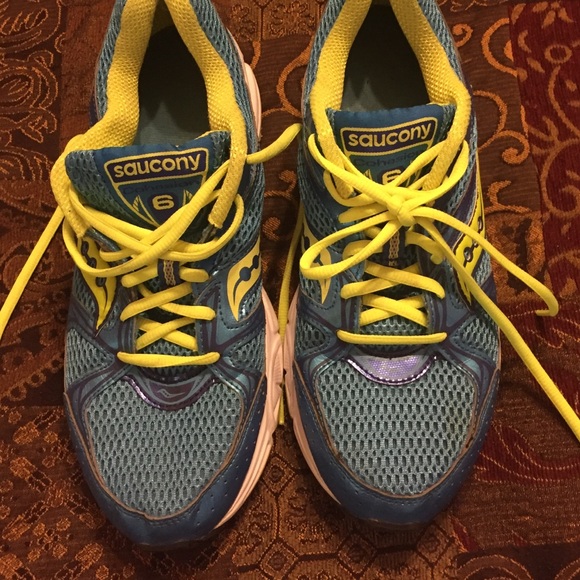 Women's walking sneakers