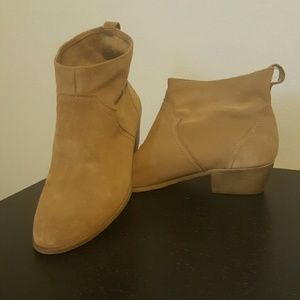 SOLE SOCIETY CARSON ANKLE BOOTIES- TAN
