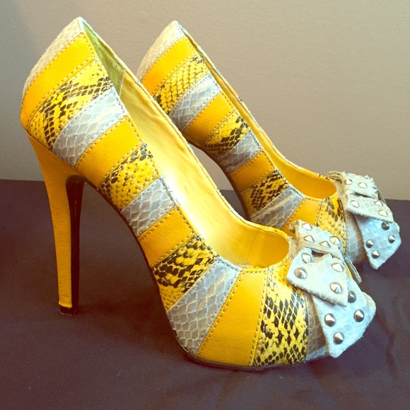 Unique snake print in yellow and gray!