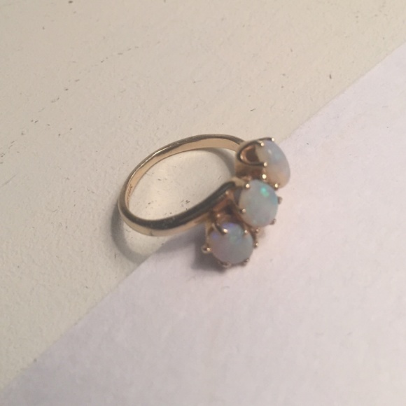 14k gold ring with 3 opal stones
