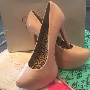 Nude color fabulous shoes!!