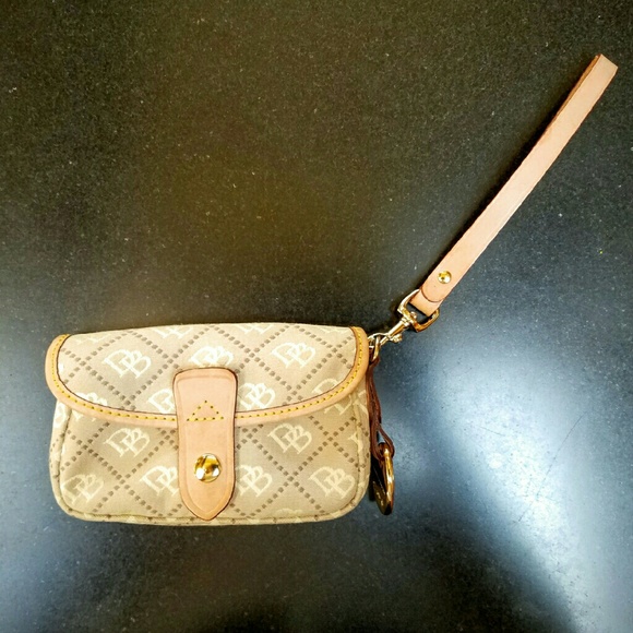 DOONEY & BOURKE
Eva Flap Beige Wristlet
