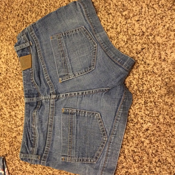 Simple Jean shorts - Picture 2 of 2