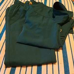 Xs wonder wink scrub set