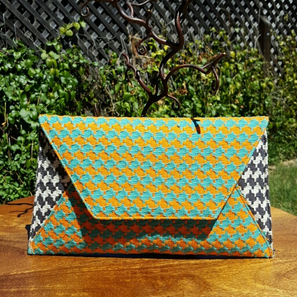 Isly Houndstooth Clutch