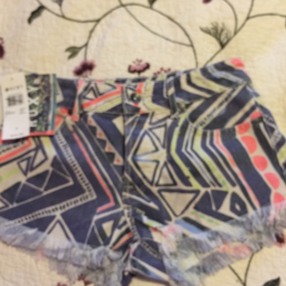 Roxy raw hem shorts. Final drop - Picture 2 of 4