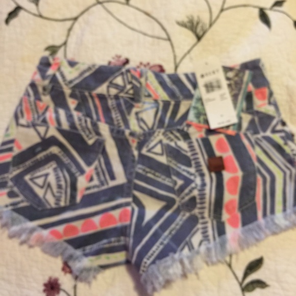 Roxy raw hem shorts. Final drop - Picture 4 of 4