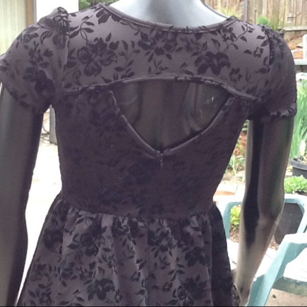 Beautiful black dress size small - Picture 3 of 4