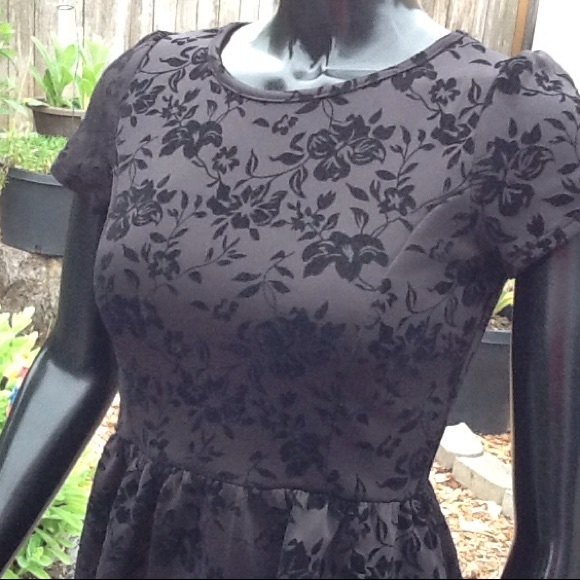 Beautiful black dress size small - Picture 2 of 4