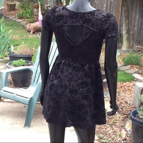 Beautiful black dress size small - Picture 4 of 4