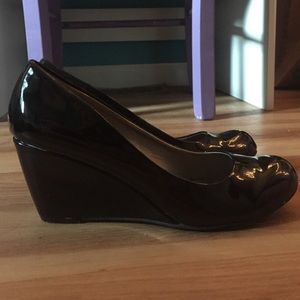 2.5 inch black patent leather wedges