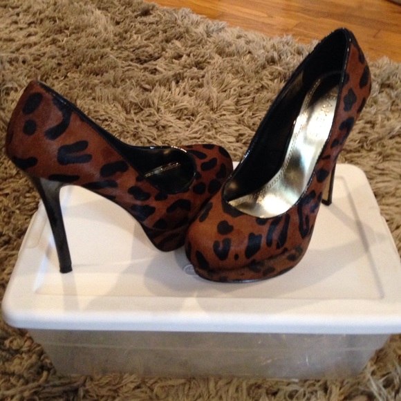 ✅SOLD✅🐯Leopard faux fur pumps!