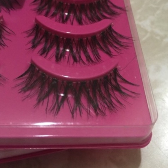 FINAL PRICE✨ 4 sets of 5 lashes - Picture 2 of 2