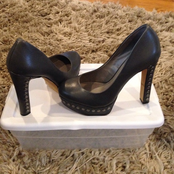 ✅SOLD✅Like new VC Grey studded pumps!