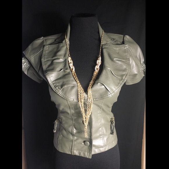 Faux leather chic top!💋
