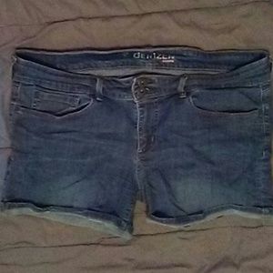 Super Cute Levi Denim Shorts