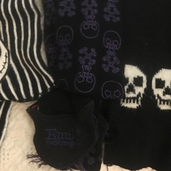 4 thick scarve bundle.- - Picture 3 of 3