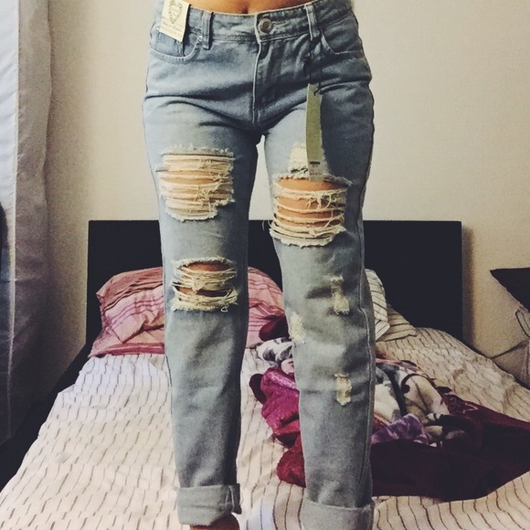 RIPPED JEANS