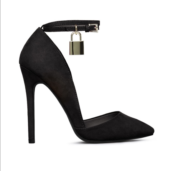 NWT Strappy Court Heels