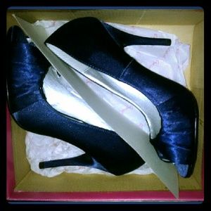 Nwt Satin navy blue size 7