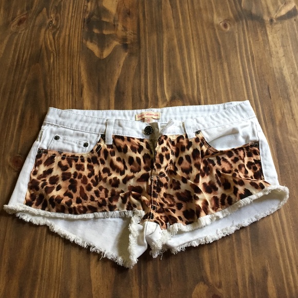 Boutique high cut white and leopard shorts - Picture 1 of 3