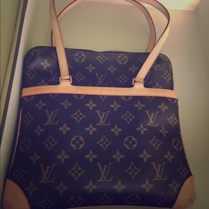 Like new Sac Coussin Mono GM, Louis Vuitton.
