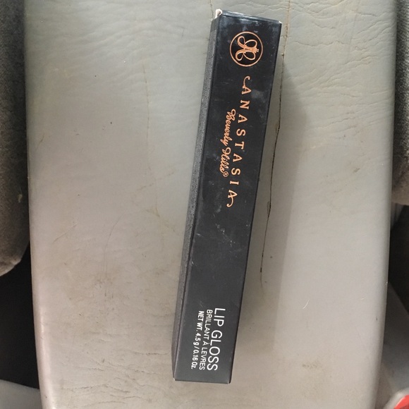 Lip gloss used once - Picture 1 of 1