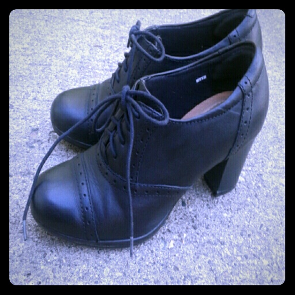 Clarks Shoes - Oxford heels