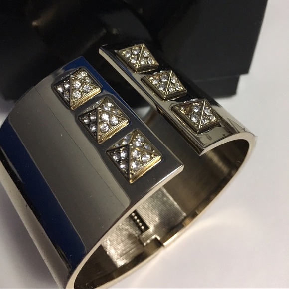 NWOT VS gold bangle