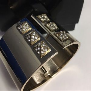 NWOT VS gold bangle