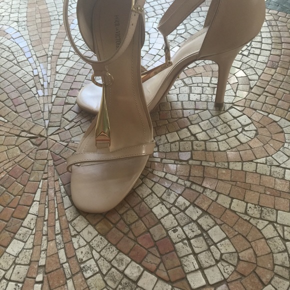Pour La Victoire Size 7 Sandals Heels Worn Twice!