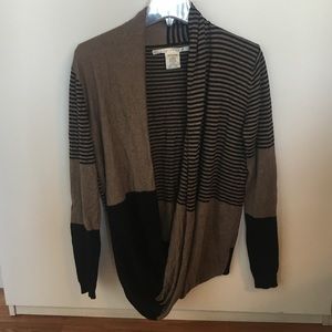 Sweater with cute Infiniti loop in front bottom