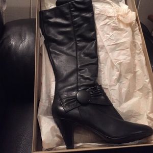 Black low heel zip up boot