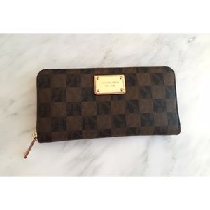 ❗️SALE❗️Michael Kors Jet Set Wallet